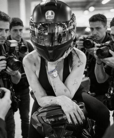 freepik__men-with-cameras-encircling-her-varied-camera-gear__37064